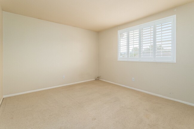 Building Photo - Beautiful & Spacious 4 bedroom home in Enc...