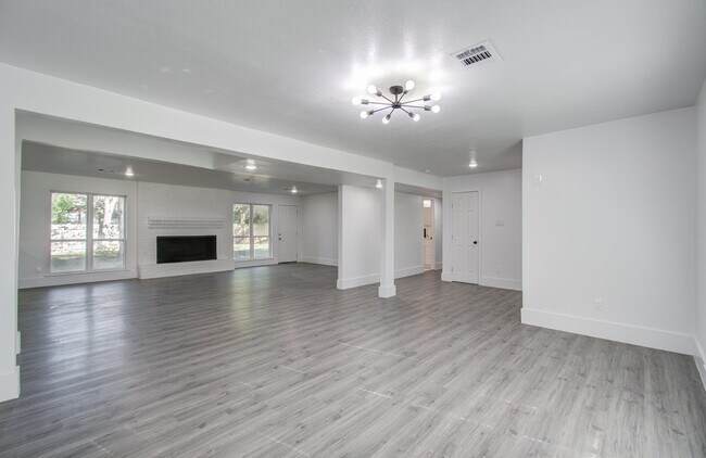 Building Photo - 595 River Plantation Dr