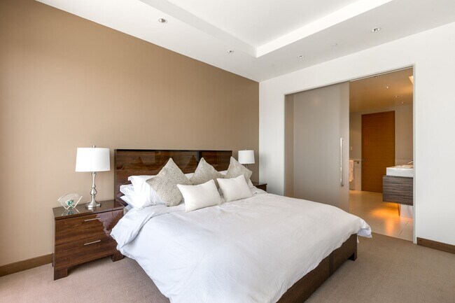 Building Photo - BEAUTIFUL WALDORF ASTORIA UNIT ON THE 34TH FLOOR!