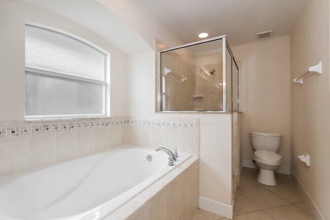 Building Photo - 5072 Ashwood Dr