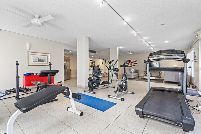 Building Photo - 550 Bayshore Dr