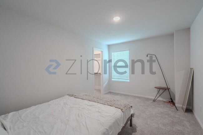 Building Photo - Unit