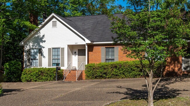 Building Photo - Woodshire Duplexes & Townhomes