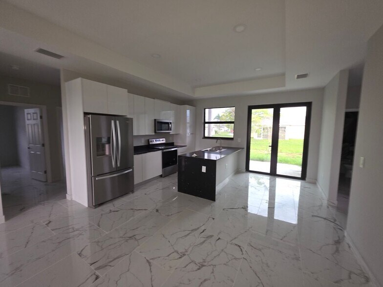 Building Photo - 1035 Kismet Pkwy W