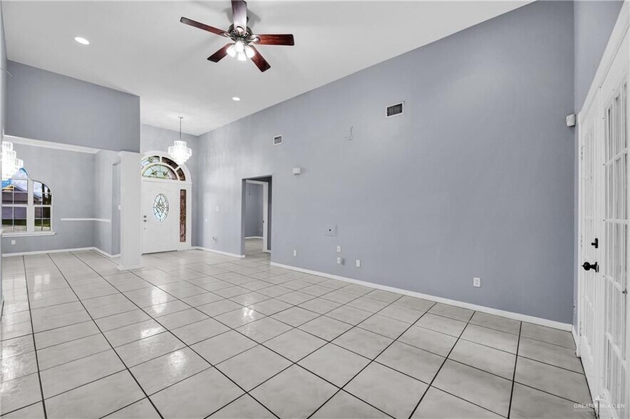 Building Photo - 4621 W Maple Ave