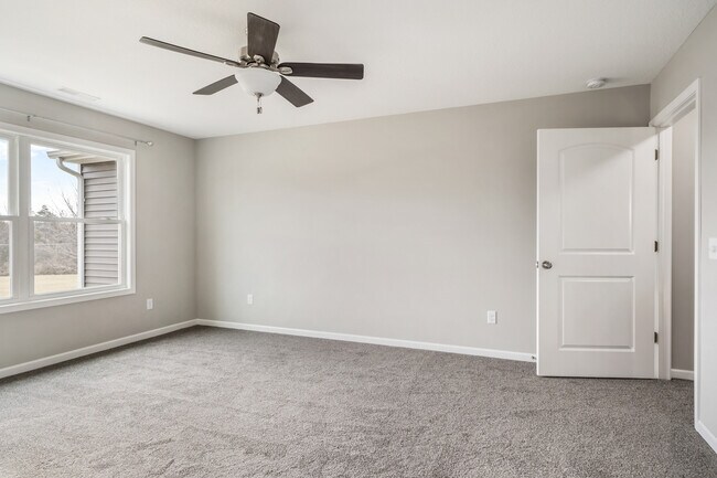 Building Photo - 10051 Bluffs Cor