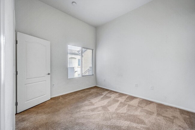 Building Photo - Second Story Condo with Open Floor Plan and Granite Counters