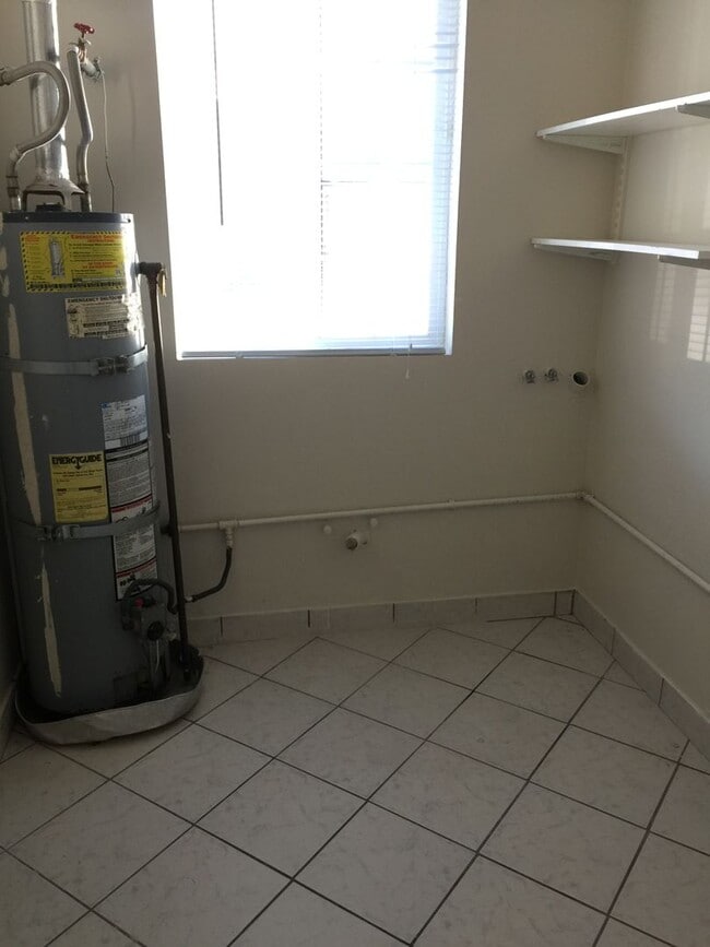 Building Photo - 2Bed/1Bath Single Family Home Located In Private Area Near East 14th St. San Leandro, Ca.