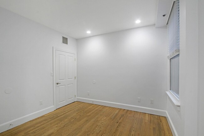 Building Photo - 140 Boylston St