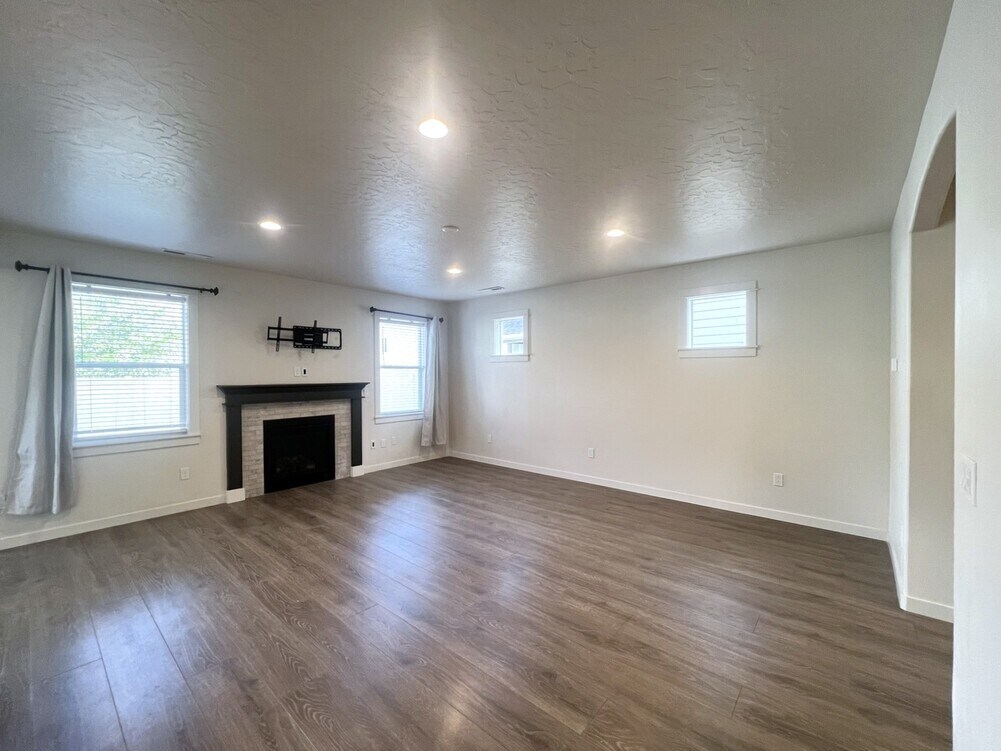 Building Photo - 3315 S Cabin Creek Way