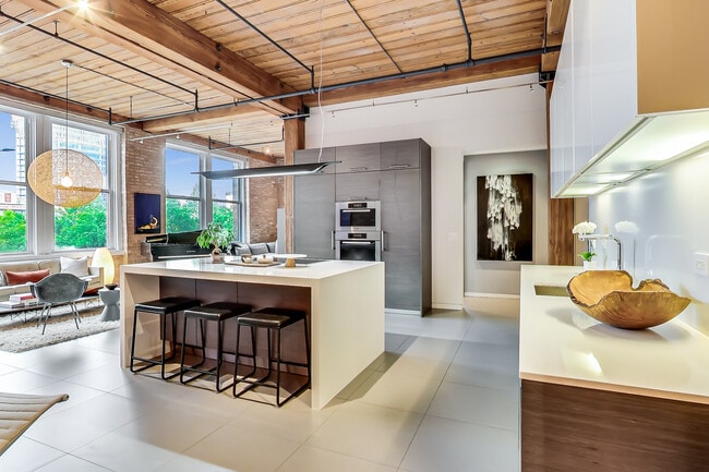 Building Photo - 1327 W Washington Blvd