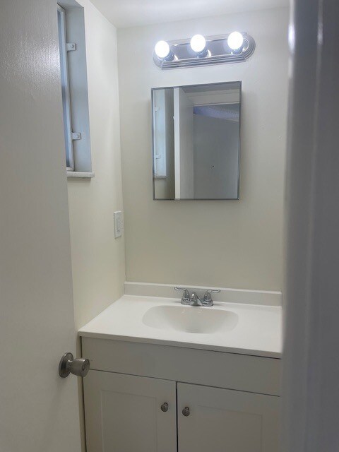 Building Photo - 220 SW 9th Ave