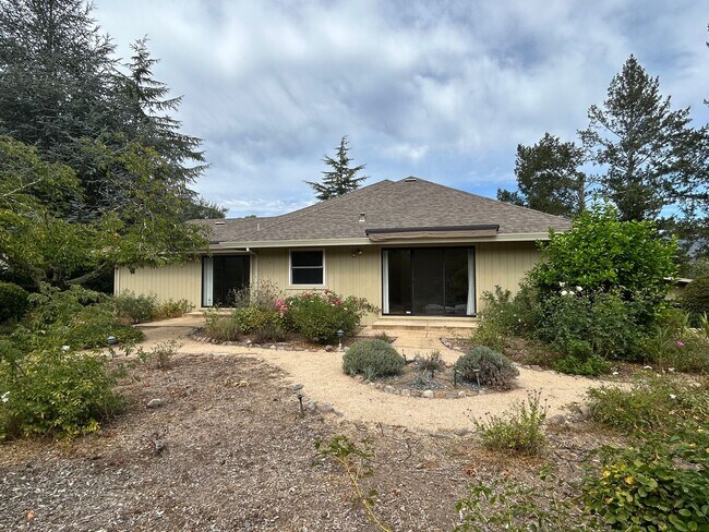 Building Photo - 8280 Oakmont Dr