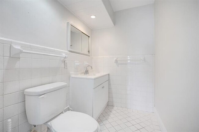 Building Photo - 2175 NE 56th St