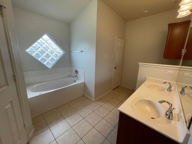 Building Photo - 6200 Suellen Ln
