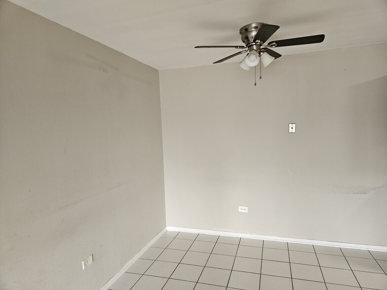 Building Photo - 655 Deepwoods Dr