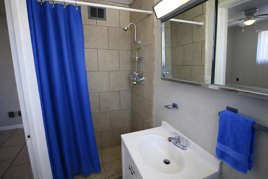 Building Photo - 735 E Granada Dr