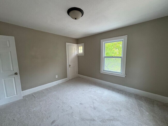 Building Photo - 4224 Fairview Dr