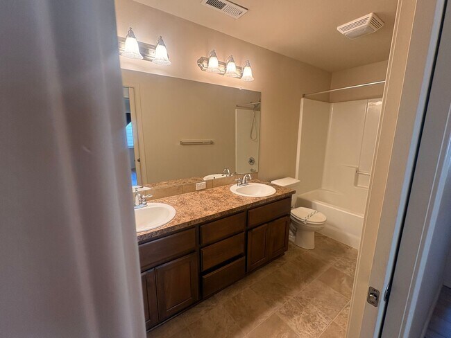 Building Photo - Well Maintained Spacious 4 BD Home with Granite Countertops, Hardwood Floors, High Ceilings, Grea...