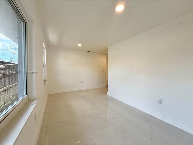 Building Photo - 228 NW 32nd Ave