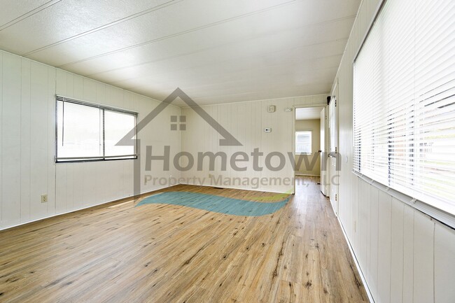 Building Photo - 2 Bedroom 2 Bath Home with Off-Street Park...