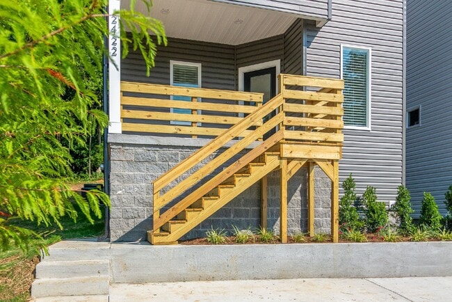 Building Photo - Amazing 3 bed 2.5 w/fenced yard. 10 min fr...