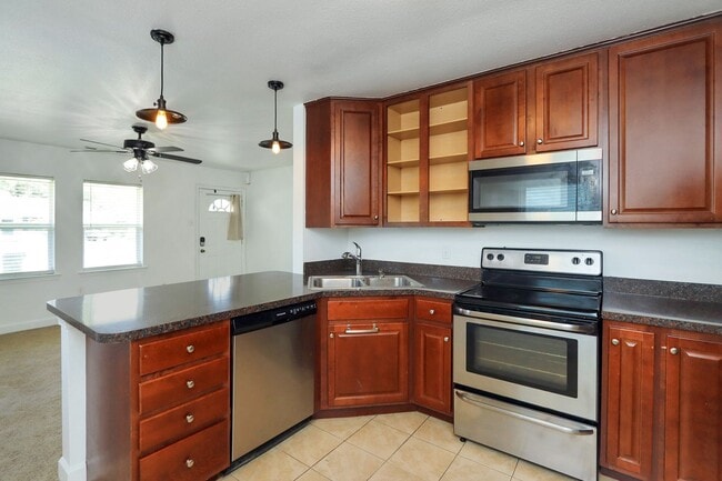 Building Photo - 1914 Somerville Dr