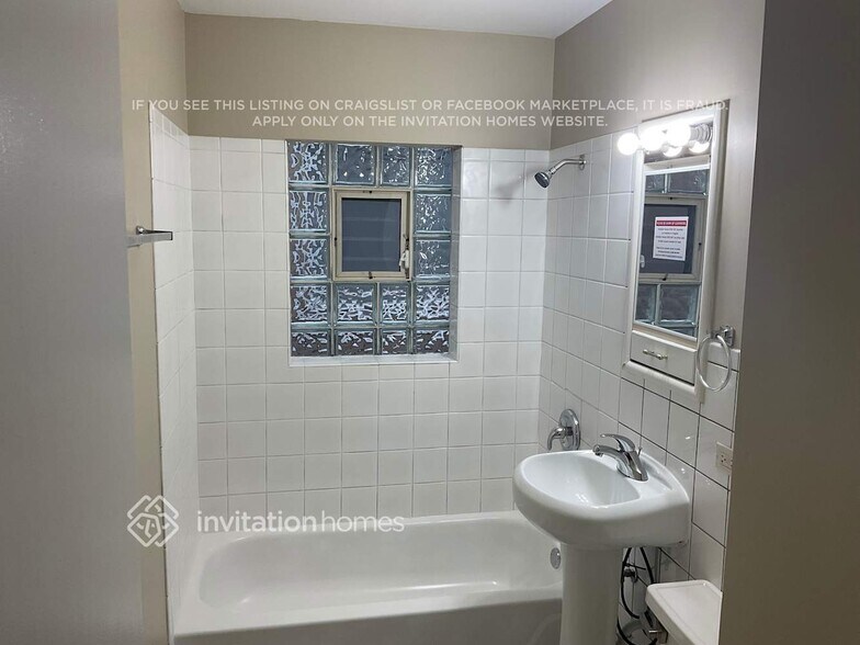 Building Photo - 5431 S Natoma Ave