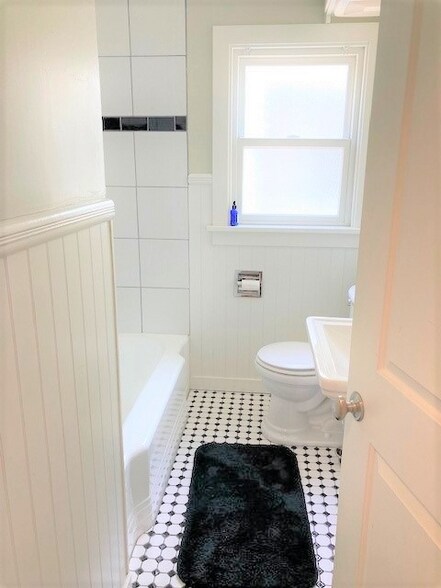 Building Photo - 608 S College Ave