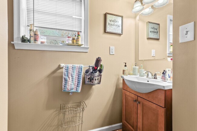 Building Photo - Spacious 7-Bedroom Home with Chalet Interior & Ample Parking – Ewing, NJ