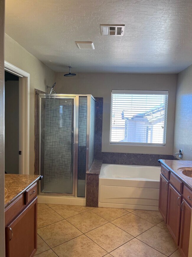 Building Photo - Wonderful 4-Bedroom Home with Loft & Den i...