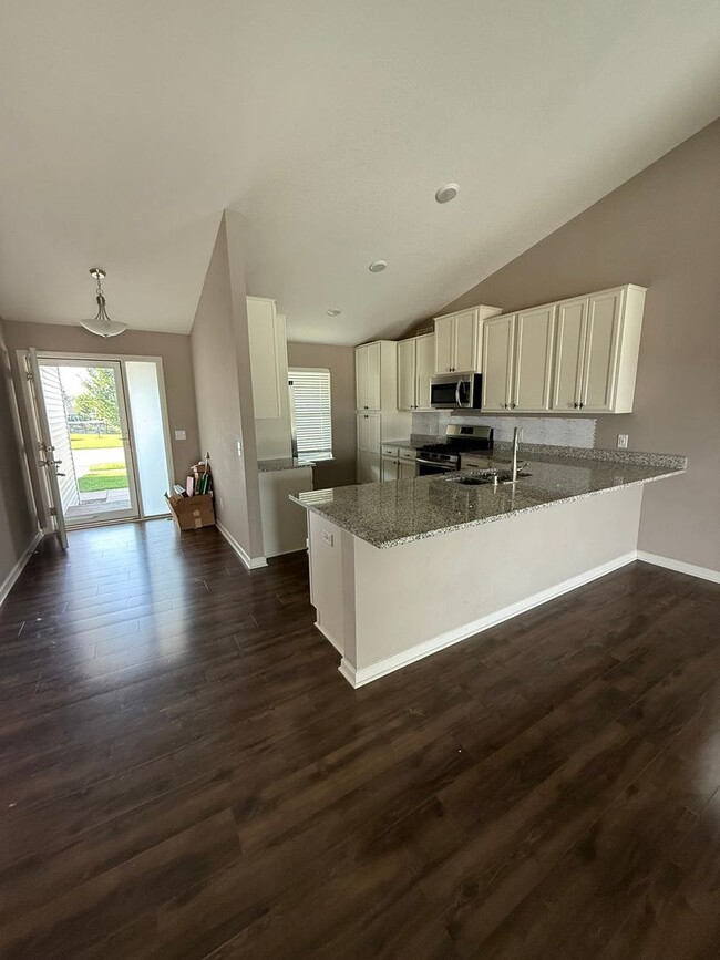 Building Photo - Spacious 4?BD | 2?BA Home with Finished Lo...