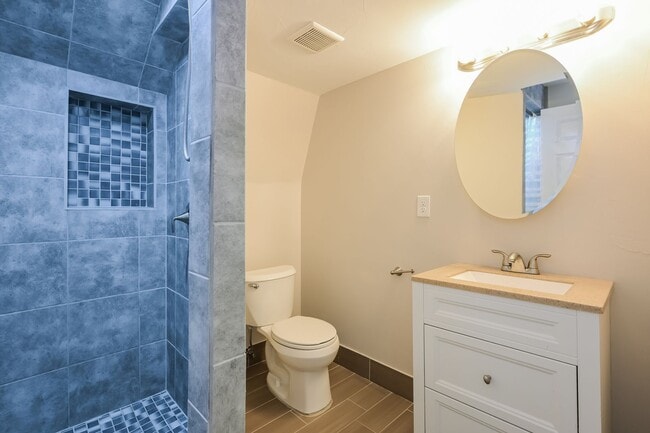 Building Photo - Renovated 4 Bed/ 3.5 Bath in Littleton