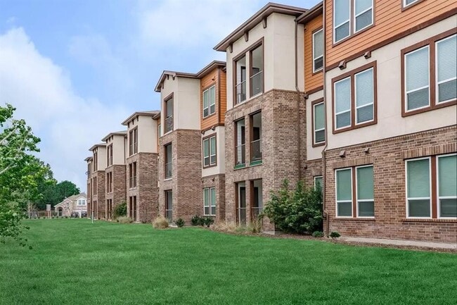 Building Photo - 540 Richcrest Dr