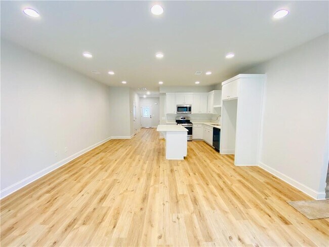 Building Photo - 1099 N Village Dr