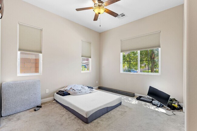 Building Photo - 5 Bed home w/downstairs bed. Private pool.