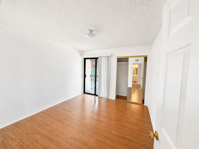 Building Photo - 1554 E Wilson Ave