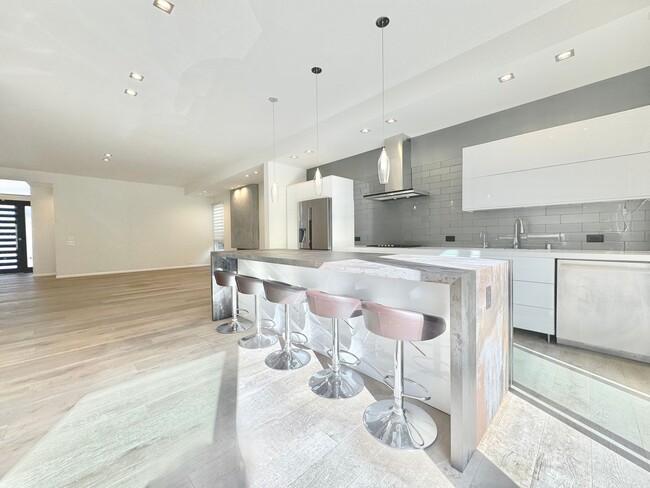 Building Photo - Beautiful Zen inspired modern 3 Bed + 3 Bath House + Garage + Private Yard