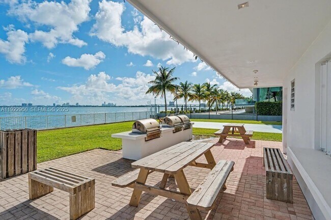 Building Photo - 3301 NE 5th Ave