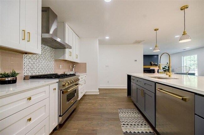 Building Photo - 2749 Memorial Dr SE
