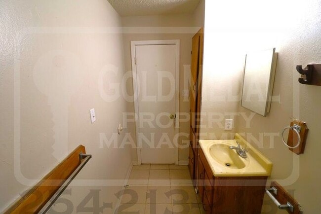 Building Photo - 1706 Cole St