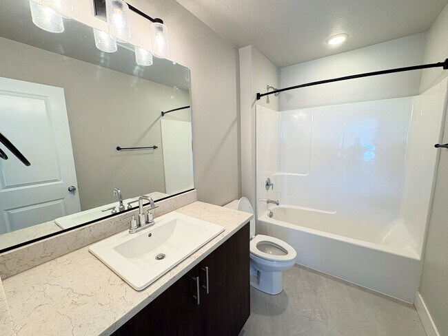 Building Photo - 3 Bedroom, 2.5 Bathroom Home Available in NE Salem!