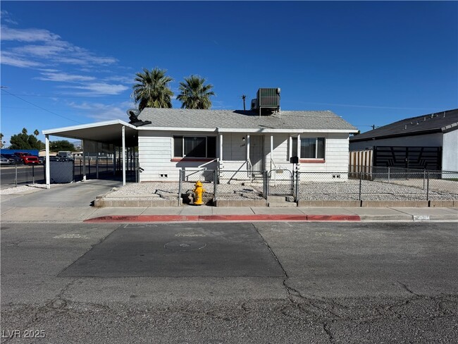 Building Photo - 1300 E Nelson Ave