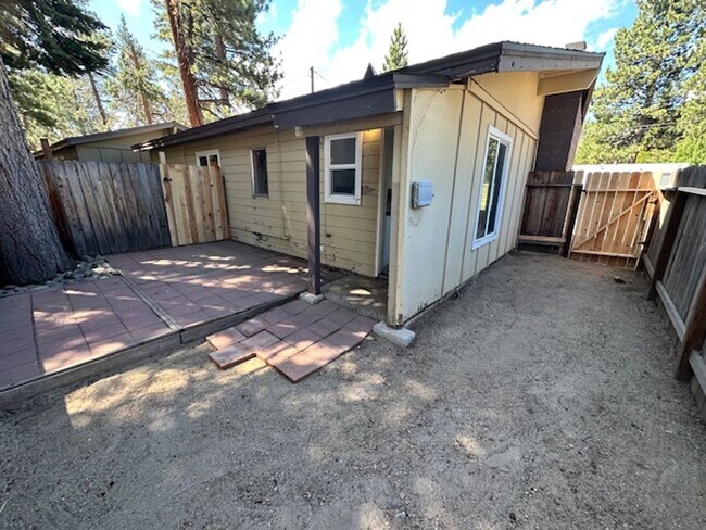 Building Photo - 1069 Julie Ln