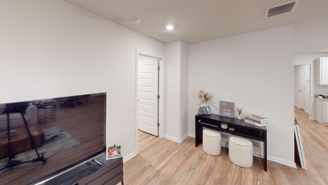 Building Photo - Modern Comfort Meets Flexibility in West P...
