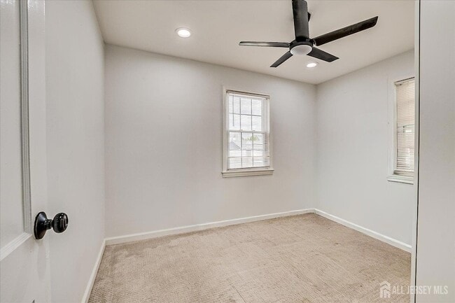 Building Photo - 14 Linden St