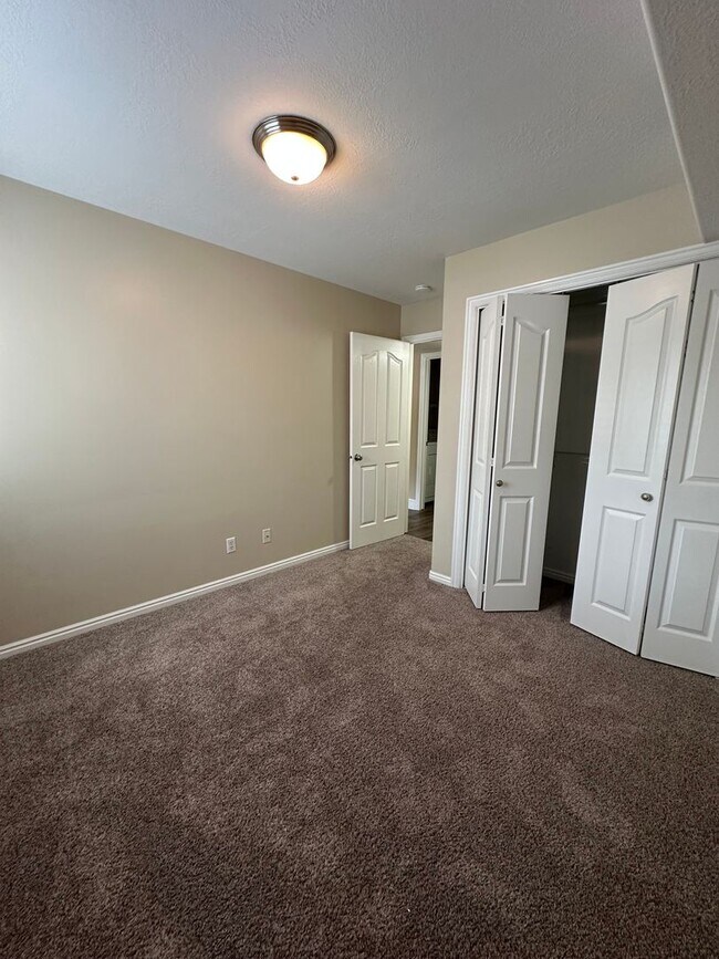 Building Photo - Condo in County Woods HOA