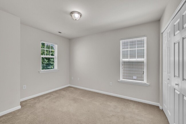 Building Photo - 3 Bedroom Townhome with 2 Car Garage in He...