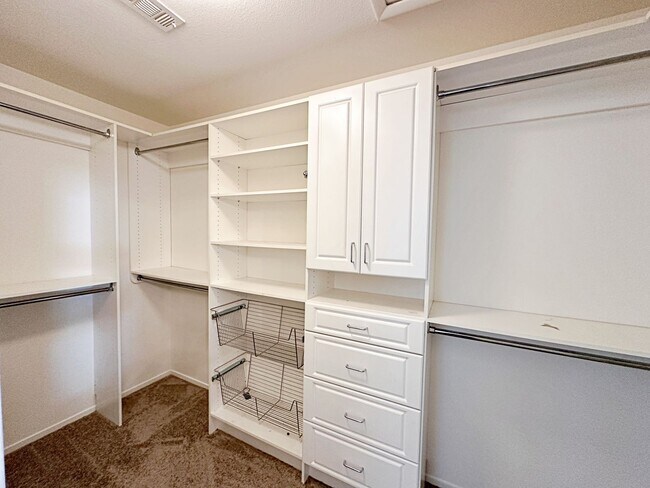 Building Photo - SINGLE STORY HOME WITH CASITA IN GATED COMMUNITY