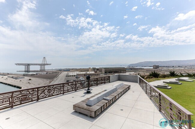 Building Photo - Bayview: Bi-Level 3 Bed 3 Bath w/ Parking,...